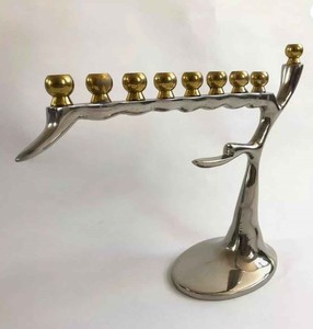 Menorá de Nueve Ramas Plateada con Textura Martillada, Candelabro Moderno Judío para Hanukkah, Diseño Escultural - Product Image 5