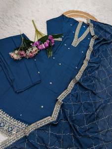 Conjunto de Kurta de 3 Piezas con Diseño Étnico Moderno Estilo Indio, Tela de Seda Pura, Cuello en V, Bordado, Disponible en Tallas Grandes y 2 Colores - Product Image 4