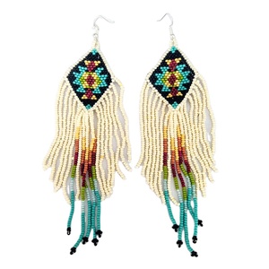 Grand choix de boucles d'oreilles pour femmes, fabriquées et brodées à la main - losange avec des glands blancs, provenant d'un fabricant indien - Product Image 1