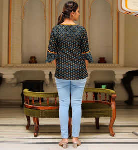 เสื้อท่อนบนผู้หญิงสีดำผ้าเรยอนพิมพ์ลายดอกไม้ทรงปกติ แขนทรงระฆัง คอแบบคีย์โฮล ออกแบบมาเพื่อการสวมใส่ลำลองยามเย็นแบบสากล - Product Image 2