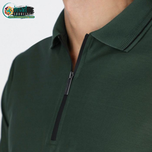 เสื้อโปโลชายสีเขียวป่า แขนสั้น ซิปหน้า โลโก้สั่งทำ ผ้าถักผสมสแปนเด็กซ์/คอตตอน 220 กรัม สไตล์สปอร์ต ประสิทธิภาพสูง รับผลิตแบบ OEM - Product Image 4