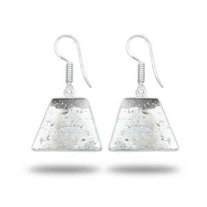 Boucles d'oreilles en pyrite cabochon, design minimaliste fait main, mignonnes pour les fêtes, avec attaches en crochet de poisson en laiton plaqué argent, vente en gros par paire au prix d'usine - Product Image 3