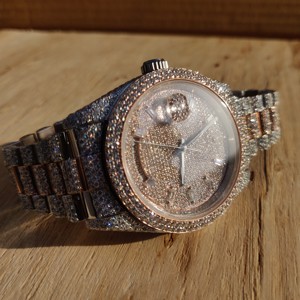 Reloj Unisex de Lujo con Movimiento de Cuarzo, Esfera de Cristal, Correa de Acero Inoxidable Chapada en Oro, Pantalla Analógica, Diamante Moissanite VVS - Product Image 2