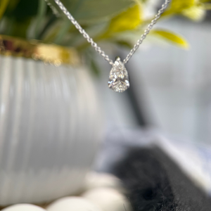 Colgante de Diamante Brillante en Forma de Pera, 1.30 Quilates, E VVS2, Certificado IGI, Oro Blanco de 14K, Joyería Fina - Product Image 3