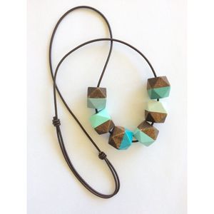 Collier en résine et bois artisanal, accessoire de mode tendance - Product Image 2