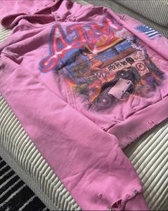 Sudadera con capucha rosa personalizada de invierno con gráfico, estilo oversize, efecto desgastado, con detalles de pedrería, estilo vintage, estampado streetwear 100% - Product Image 3