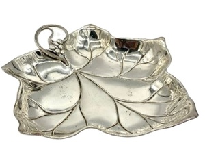 Plateau décoratif en forme de feuille en laiton pur avec une finition unique de couleur or, parfait pour la vaisselle et les plats de service élégants - Product Image 1