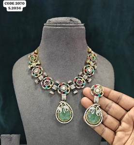 Elegante Conjunto de Collar con Colgante Floral Real y Adornos de Gemas Multicolor, Chapado en Oro Antiguo, Collar de Latón con Diseño Impresionante - Product Image 5