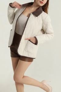 เสื้อแจ็คเก็ตพัฟเฟอร์ทรงเข้ารูปสำหรับผู้หญิง EVER GLOW รุ่น Autumn/Winter ระบายอากาศได้ดี มีฮู้ด แต่งขอบด้วยหนังแกะ ผ้าแคนวาส ปิดด้วยซิป - Product Image 4