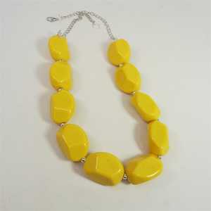 Collier en résine écologique personnalisé jaune - Bijou tendance pour Noël et la Saint-Valentin - Product Image 1