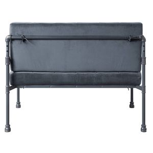 Grey sabbiosa con mobili da giardino sul retro in materiale resistente - Product Image 4