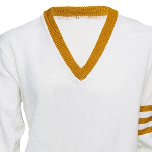 Pull en tricot blanc pour homme à col en V avec bordure jaune et trois rayures sur les manches, idéal pour l'automne - Product Image 4