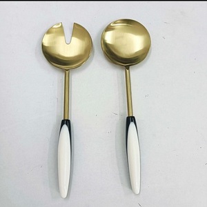 ชุดอุปกรณ์เสิร์ฟสลัด 2 ชิ้น สีทองเงา ช้อนสลัดด้ามยาว ดีไซน์ทันสมัย ผลิตภัณฑ์ทำมือ อุปกรณ์ครัว ช้อนเสิร์ฟ - Product Image 1