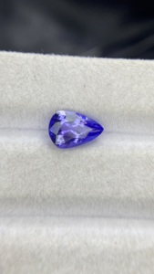 Tanzanite Naturelle Certifiée, Coupe Poire, Pierre Précieuse Non Montée, Couleur et Lueur Exceptionnelles, Zoisite Naturelle, 1,83 Carat, Propre à la Loupe - Product Image 2