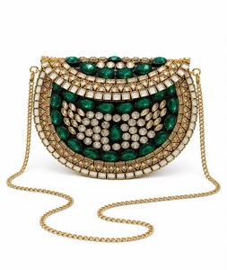 Bolso de mano de lujo hecho a mano con adornos de metal chapado en oro Kundan, personalizado, para bodas, eventos y fiestas. - Product Image 3