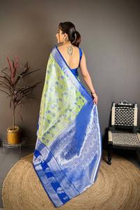Sari traditionnel en soie Kanjivaram pure avec bordure contrastée et pallu richement tissé en zari argenté - Product Image 4
