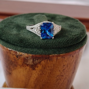 Anillo de compromiso de lujo para mujer Revalia con corte esmeralda y halo, engaste de puntas, para fiesta de bodas - Product Image 1