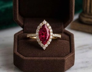 Anillos Clásicos de Oro Sólido de 10K con Halo de Rubí Rojo Clásico de 2CT con Corte Marquesa, Ideales para Bodas, Aniversarios y Fiestas - Product Image 4