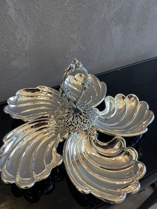 Bol de service à trois compartiments en argent plaqué sur mesure avec poignée centrale, parfait pour les buffets de resort, les desserts et les collations par UO - Product Image 3