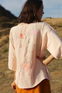 Blusa Moderna 2026 con Bordado Geométrico a Mano, Color Rosa Pétalo, Algodón Japonés Ecológico, Estilo Casual de Verano, Corte en A, con Lazo Delantero - Product Image 2