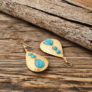 Boucles d'oreilles pendantes en forme de larme plaquées or de style bohème pierre de résine turquoise Sculpture ethnique moderne faite à la main pour femmes polie - Product Image 1