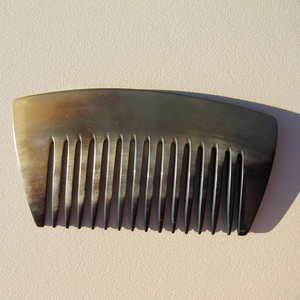 Peine de Cuerno Natural Hecho a Mano de Alta Calidad Personalizado para Peinar el Cabello, Hecho con Cuerno de Búfalo Real de la India - Product Image 1