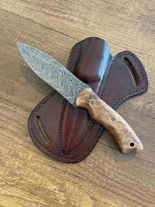 Couteau de chasse et de camping artisanal en acier Damas avec manche en bois de noyer, personnalisé pour une utilisation en extérieur, fourreau inclus - Product Image 2