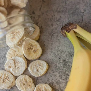 Approvisionnement en fruits secs en vrac, y compris des bananes séchées transformées à partir de fruits mûrs par chauffage contrôlé et emballage propre pour les acheteurs - Product Image 2
