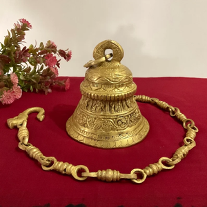 Cloche en laiton artisanale avec motifs de divinités sculptés et chaîne lourde, cloche murale en laiton disponible à prix de gros. - Product Image 1