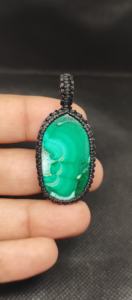 จี้มาคราเม่คุณภาพเยี่ยม ประดับด้วยพลอยมาลาไคต์สีเขียว พร้อมด้วยด้ายสีดำ ตกแต่งขอบอย่างสวยงาม เหมาะสำหรับฤดูร้อน - Product Image 4