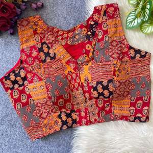 Blusa de diseñador Ajarakh con estampado, tejida a mano, de algodón, con cuello barco y diseño abierto en la parte delantera, lista para usar. - Product Image 3