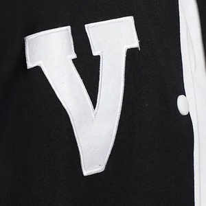 Blouson bomber léger pour homme, veste varsity bicolore noir et blanc avec un patch lettre « V » blanche sur la poitrine - Product Image 6