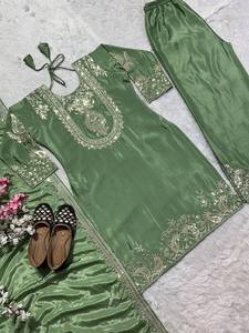 Robe traditionnelle indienne pakistanaise pour femmes, en soie verte brodée, longueur cheville, avec bordure dorée, coupe classique - Product Image 4