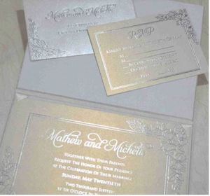 Folio de Invitación de Boda de Seda Color Marfil con Broche de Diamantes de Imitación - Product Image 3