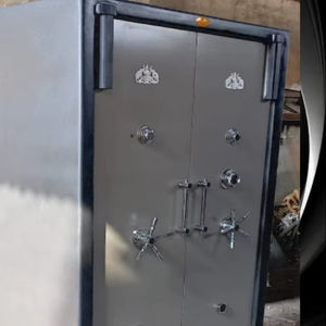 Armoire de rangement en acier robuste sur mesure, haute résistance, pour usage commercial et industriel - Product Image 1