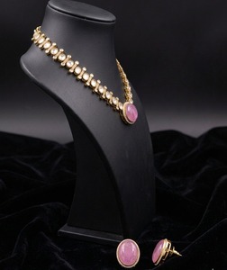 Conjunto de Collar con Colgante de Gema Rosa y Aretes en Tono Dorado, Joyería de Moda Nupcial India - Product Image 3