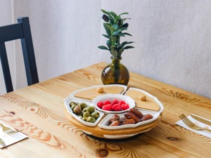 ชุดจานหมุนเสิร์ฟขนมแบบ Lazy Susan พร้อมช่องเซรามิกและฐานไม้ สำหรับโต๊ะอาหารเพื่อความสะดวกในการรับประทานอาหารและงานเลี้ยงสังสรรค์ - Product Image 1
