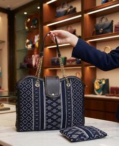 Sac fourre-tout à bandoulière en toile unie bleu marine et blanc cassé pour femme avec fermeture éclair, sangle chaîne et pochette assortie - Product Image 4