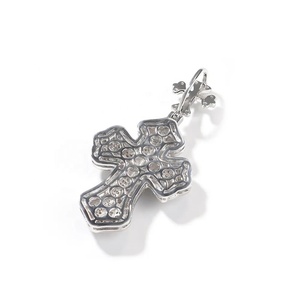 Colgante de Cruz de Diamantes en Oro Rosa con Piedras de Corte Baguette, Estilo Religioso, Joyería Unisex - Product Image 2