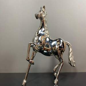 Sculpture de cheval en aluminium décorative pour collection haut de gamme avec texture métallique élégante - Product Image 5