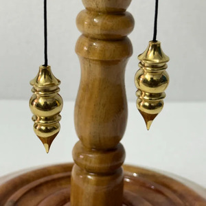 Pendentif de radiesthésie en laiton poli de qualité supérieure, écologique, en forme de goutte d'eau, pour la décoration intérieure, la guérison énergétique et le Reiki (vente en gros) - Product Image 2