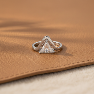 Bague de fiançailles tendance en argent sterling 925 avec zircone cubique, coupe triangulaire en V de 1,00 carat, cadeau d'anniversaire - Product Image 1