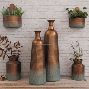 Vase à fleurs en métal fin pour une touche décorative à la maison, avec une finition soignée et un look contemporain - Product Image 3