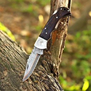 Navaja Plegable Hecha a Mano con Hoja de Acero de Damasco y Cobre, Punta Caída de 6.5 Pulgadas, Mango de Madera con Funda de Cuero, Cuchillo Personalizado - Product Image 3