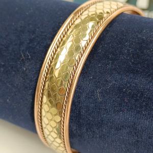 Brazalete Magnético de Cobre Hecho a Mano, Ajustable, Grabado, Diseño Tradicional y Elegante, Unisex, Acabado Antiguo/Pulido - Product Image 3