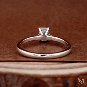 Bague de fiançailles de luxe en or blanc avec diamant de laboratoire taille émeraude délicat 0,50 ct, minimaliste, solitaire cathédrale, bande fine pour mariage - Product Image 3