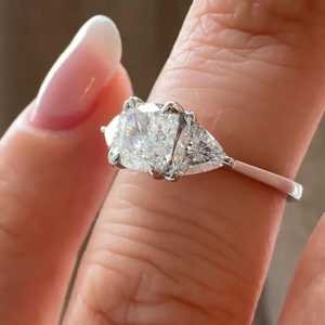 Bague de fiançailles en or 14 carats avec diamant de laboratoire taille coussin et trois pierres, sertie à griffes, avec accent latéral en forme de triligne, alliances de mariée pour femmes, vente en gros - Product Image 6