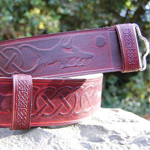 Cinturón de Kilt con Nudos Celticos Teñidos a Mano en Color Roble Rojo/Oscuramente Oscuro, Cinturones Tradicionales Escoceses para Usar con Tartán, 100% de Alta Calidad - Product Image 2