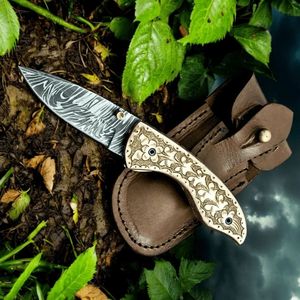 Cuchillos de Caza Plegables de Estilo Artesanal con Mango Curvo Azul, Empuñaduras Metálicas y Estuche de Cuero para Caza y Camping - Product Image 6