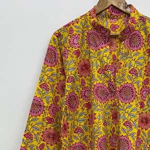 เสื้อคุรตะผ้าฝ้ายทำมือ: เสื้อคลุมสไตล์โบโฮพิมพ์ลายดอกไม้สีเหลือง - Product Image 2